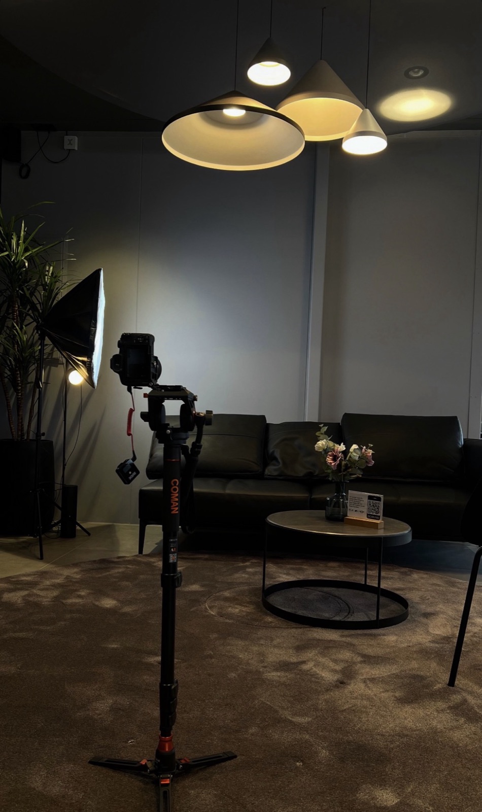 Interview-Set mit Lichtsetup und Kamera auf Stativ im Studio von NIMA Marketing